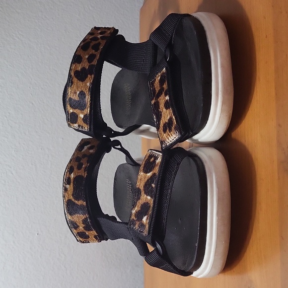 Johnston & Murphy Cheetah Leopard Print Velcro Dad Sandals Size 6.5 GUC Spring - Picture 2 of 8